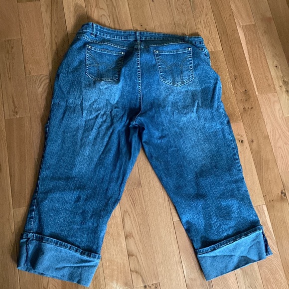 Plus size Jean Capri. - Picture 2 of 4